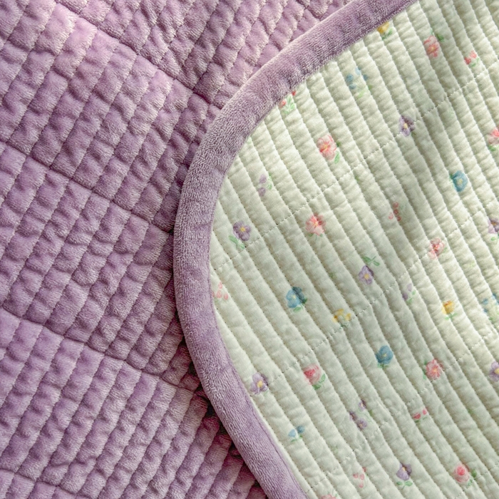 91家纺网 家纺一手货源 找家纺 欣宜家纺 2026新款全棉纱布加宝宝绒填充棉花床盖三件套 小苍兰