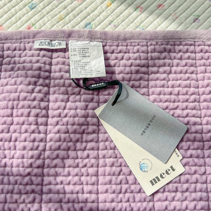 91家纺网 家纺一手货源 找家纺 欣宜家纺 2026新款全棉纱布加宝宝绒填充棉花床盖三件套 小苍兰