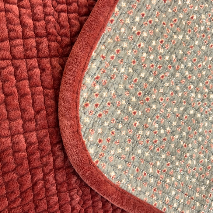 91家纺网 家纺一手货源 找家纺 欣宜家纺 2026新款全棉纱布加宝宝绒填充棉花床盖三件套 小雏菊-深绿