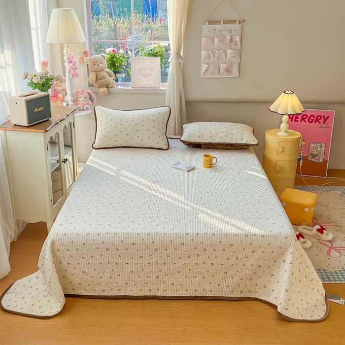 91家纺网 家纺一手货源 找家纺 欣宜家纺 2026新款全棉纱布加宝宝绒填充棉花床盖三件套 小樱桃-咖