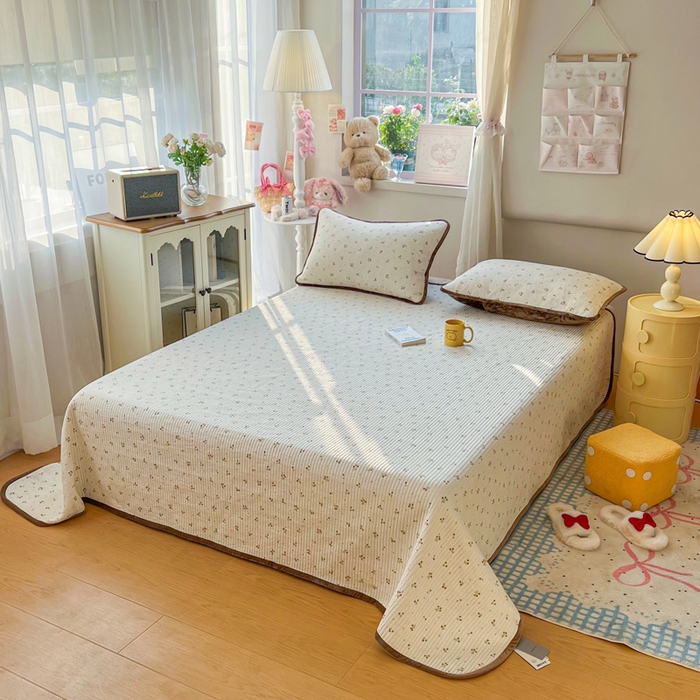 91家纺网 家纺一手货源 找家纺 欣宜家纺 2026新款全棉纱布加宝宝绒填充棉花床盖三件套 小樱桃-咖