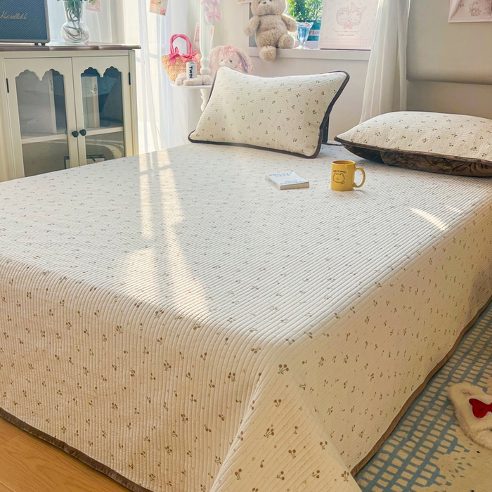 91家纺网 家纺一手货源 找家纺 欣宜家纺 2026新款全棉纱布加宝宝绒填充棉花床盖三件套 小樱桃-咖