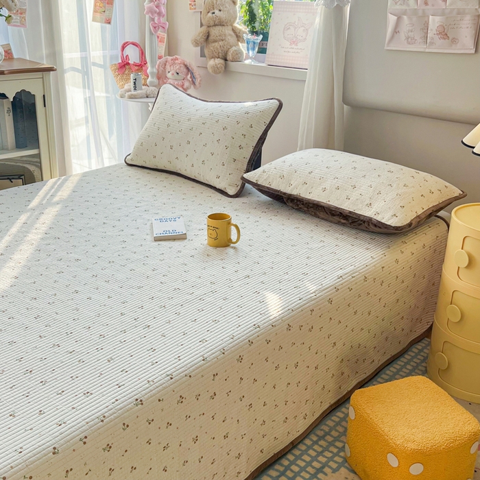 91家纺网 家纺一手货源 找家纺 欣宜家纺 2026新款全棉纱布加宝宝绒填充棉花床盖三件套 小樱桃-咖