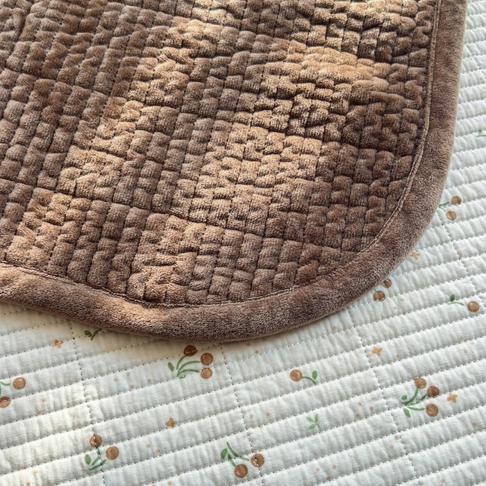 91家纺网 家纺一手货源 找家纺 欣宜家纺 2026新款全棉纱布加宝宝绒填充棉花床盖三件套 小樱桃-咖