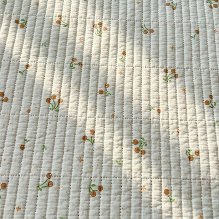 91家纺网 家纺一手货源 找家纺 欣宜家纺 2026新款全棉纱布加宝宝绒填充棉花床盖三件套 小樱桃-咖