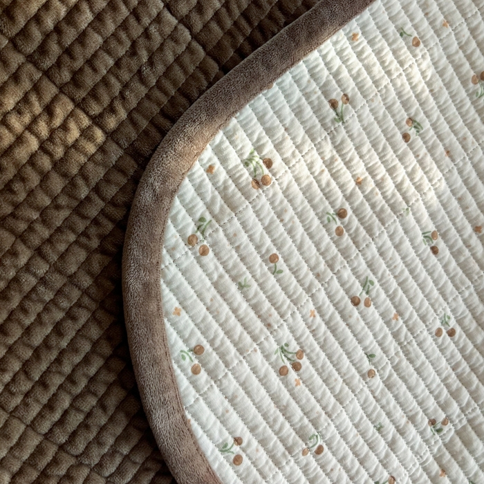 91家纺网 家纺一手货源 找家纺 欣宜家纺 2026新款全棉纱布加宝宝绒填充棉花床盖三件套 小樱桃-咖