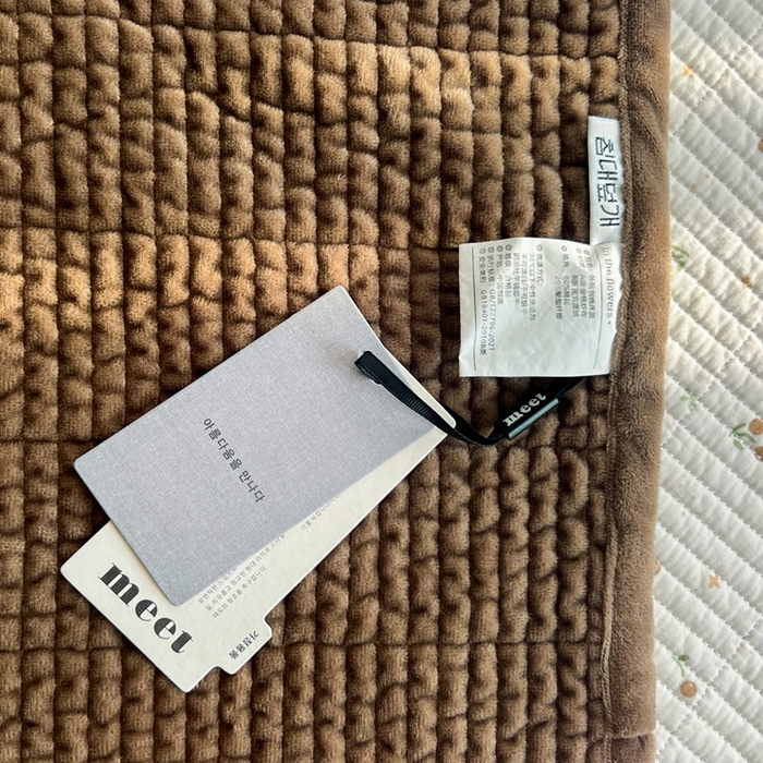 91家纺网 家纺一手货源 找家纺 欣宜家纺 2026新款全棉纱布加宝宝绒填充棉花床盖三件套 小樱桃-咖