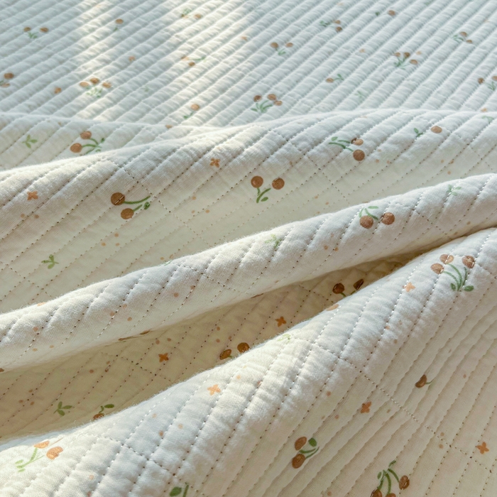 91家纺网 家纺一手货源 找家纺 欣宜家纺 2026新款全棉纱布加宝宝绒填充棉花床盖三件套 小樱桃-咖