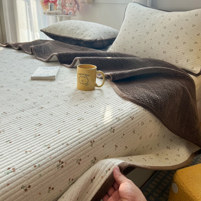 91家纺网 家纺一手货源 找家纺 欣宜家纺 2026新款全棉纱布加宝宝绒填充棉花床盖三件套 小樱桃-咖