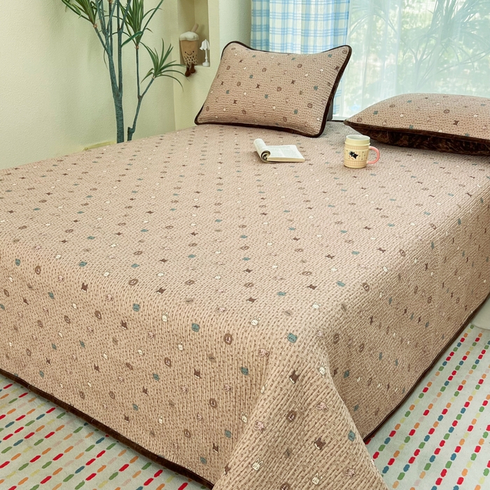 91家纺网 家纺一手货源 找家纺 欣宜家纺 2026新款全棉纱布加宝宝绒填充棉花床盖三件套 星月童话-棕