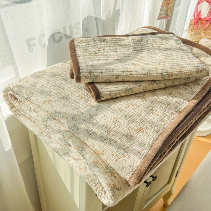 欣宜家纺 2026新款全棉纱布加宝宝绒填充棉花床盖三件套 秀雅