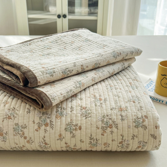 91家纺网 家纺一手货源 找家纺 欣宜家纺 2026新款全棉纱布加宝宝绒填充棉花床盖三件套 秀雅