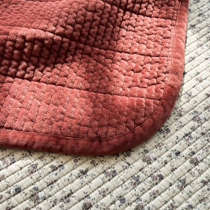 91家纺网 家纺一手货源 找家纺 欣宜家纺 2026新款全棉纱布加宝宝绒填充棉花床盖三件套 悠野-咖