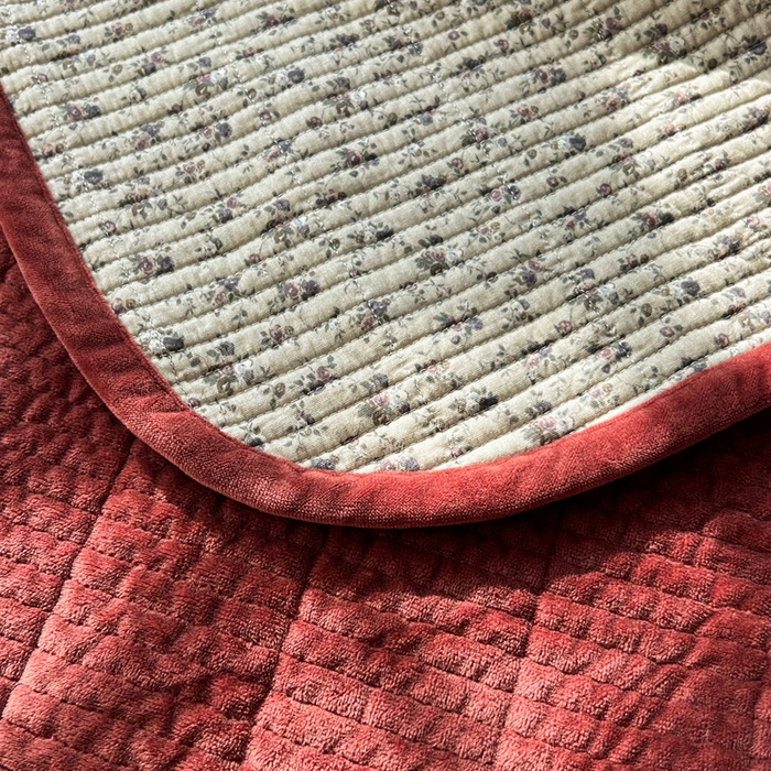 91家纺网 家纺一手货源 找家纺 欣宜家纺 2026新款全棉纱布加宝宝绒填充棉花床盖三件套 悠野-咖