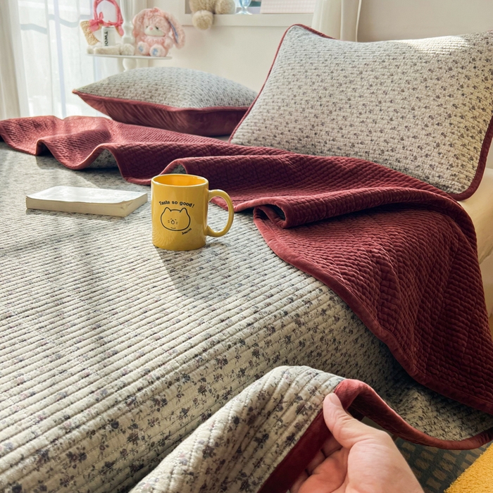 91家纺网 家纺一手货源 找家纺 欣宜家纺 2026新款全棉纱布加宝宝绒填充棉花床盖三件套 悠野-咖