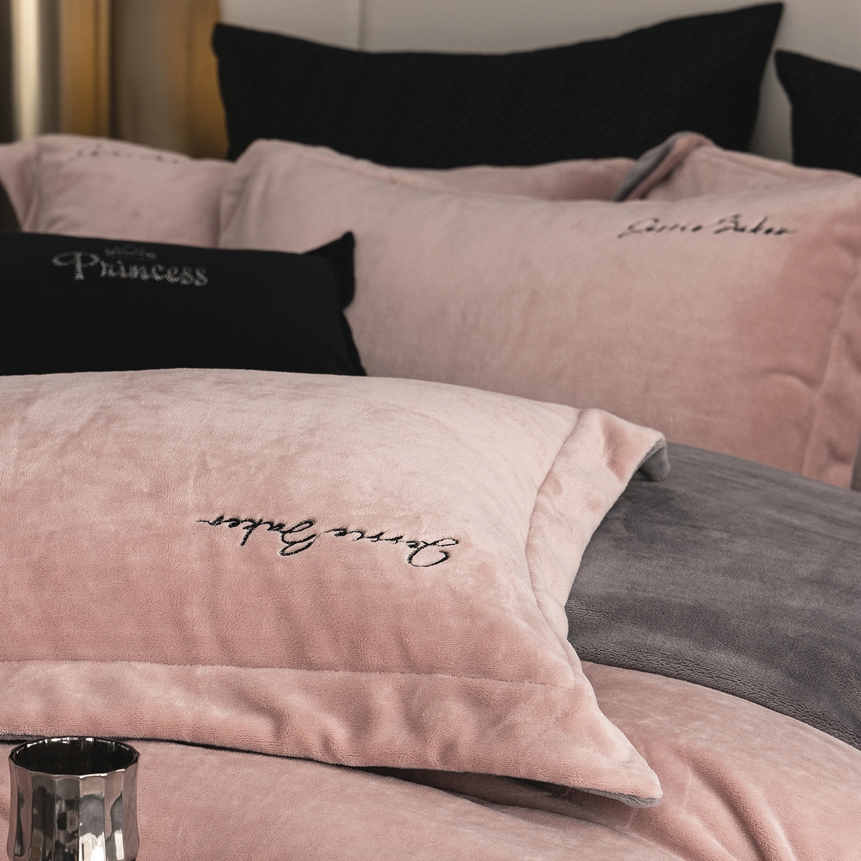 91家纺网 家纺一手货源 找家纺 时亿家居 2026新款恒温奶芙绒系列四件套-帛瑞 帛瑞-粉