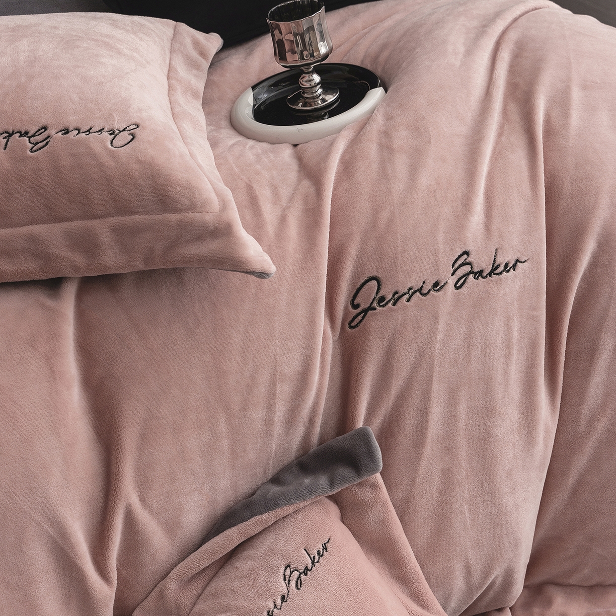 91家纺网 家纺一手货源 找家纺 时亿家居 2026新款恒温奶芙绒系列四件套-帛瑞 帛瑞-粉