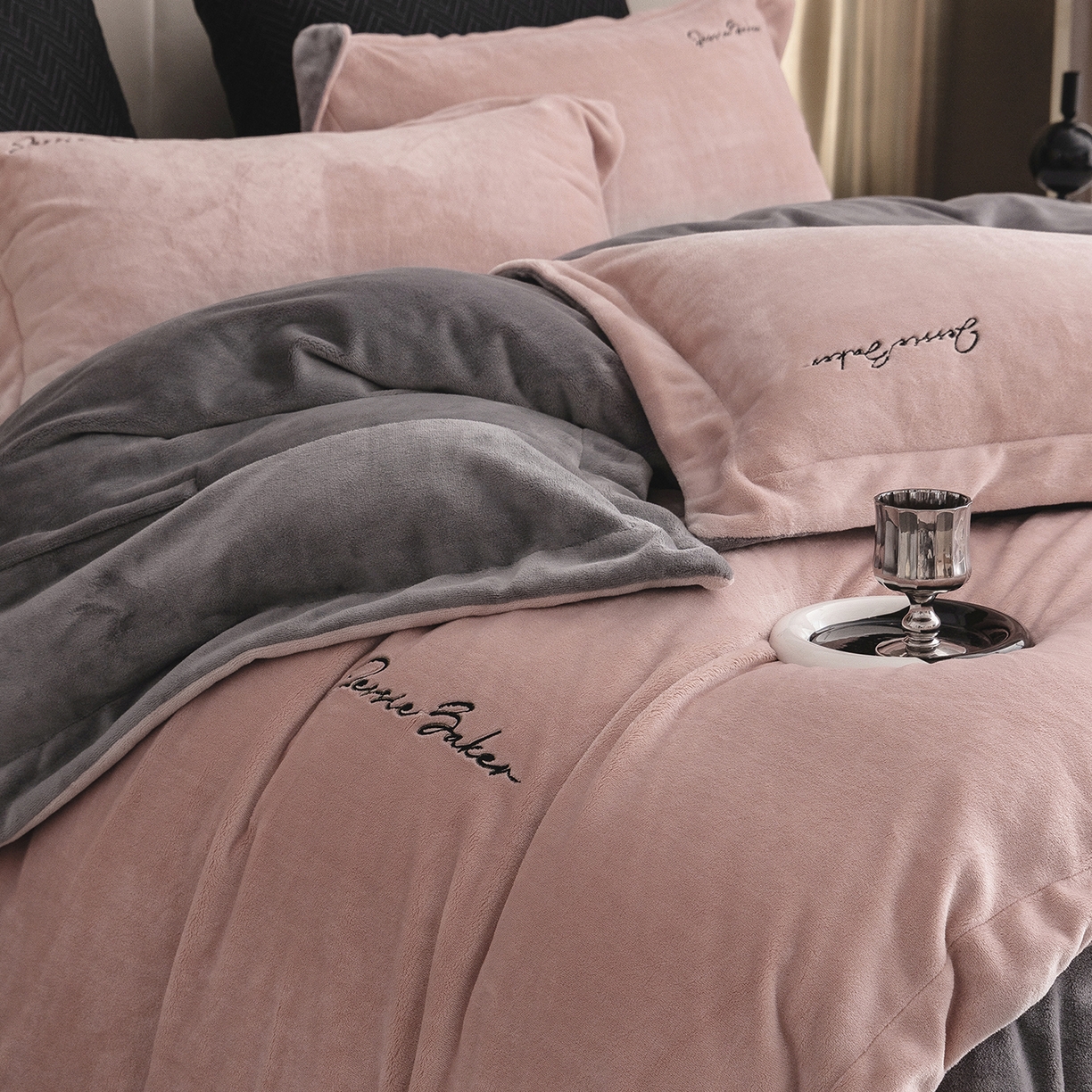 91家纺网 家纺一手货源 找家纺 时亿家居 2026新款恒温奶芙绒系列四件套-帛瑞 帛瑞-粉