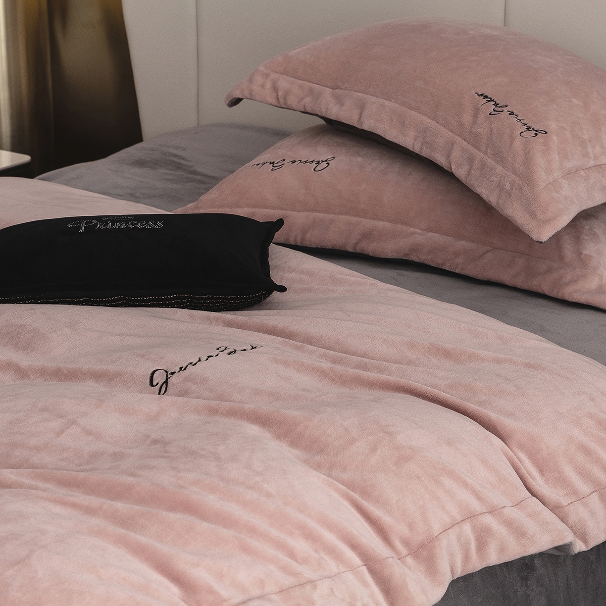 91家纺网 家纺一手货源 找家纺 时亿家居 2026新款恒温奶芙绒系列四件套-帛瑞 帛瑞-粉