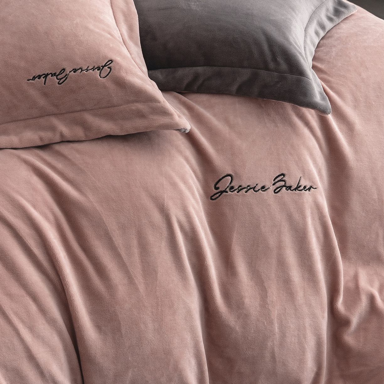 91家纺网 家纺一手货源 找家纺 时亿家居 2026新款恒温奶芙绒系列四件套-帛瑞 帛瑞-粉