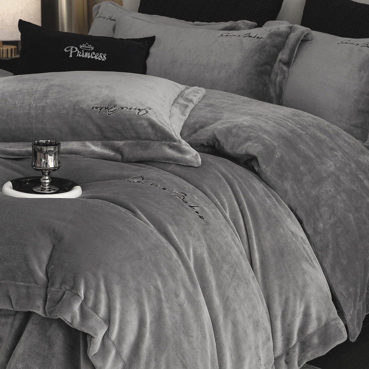 91家纺网 家纺一手货源 找家纺 时亿家居 2026新款恒温奶芙绒系列四件套-帛瑞 帛瑞-灰