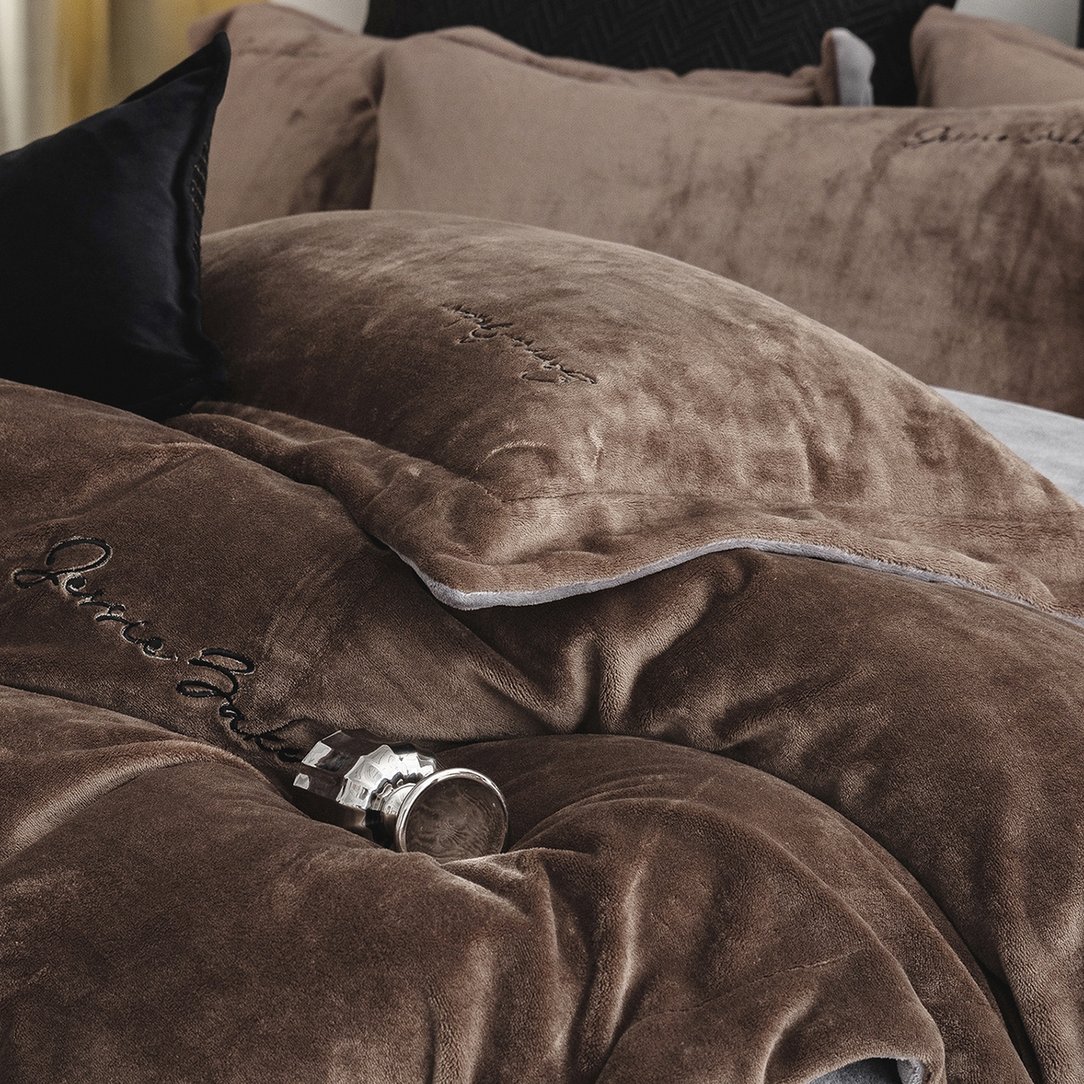 91家纺网 家纺一手货源 找家纺 时亿家居 2026新款恒温奶芙绒系列四件套-帛瑞 帛瑞-棕