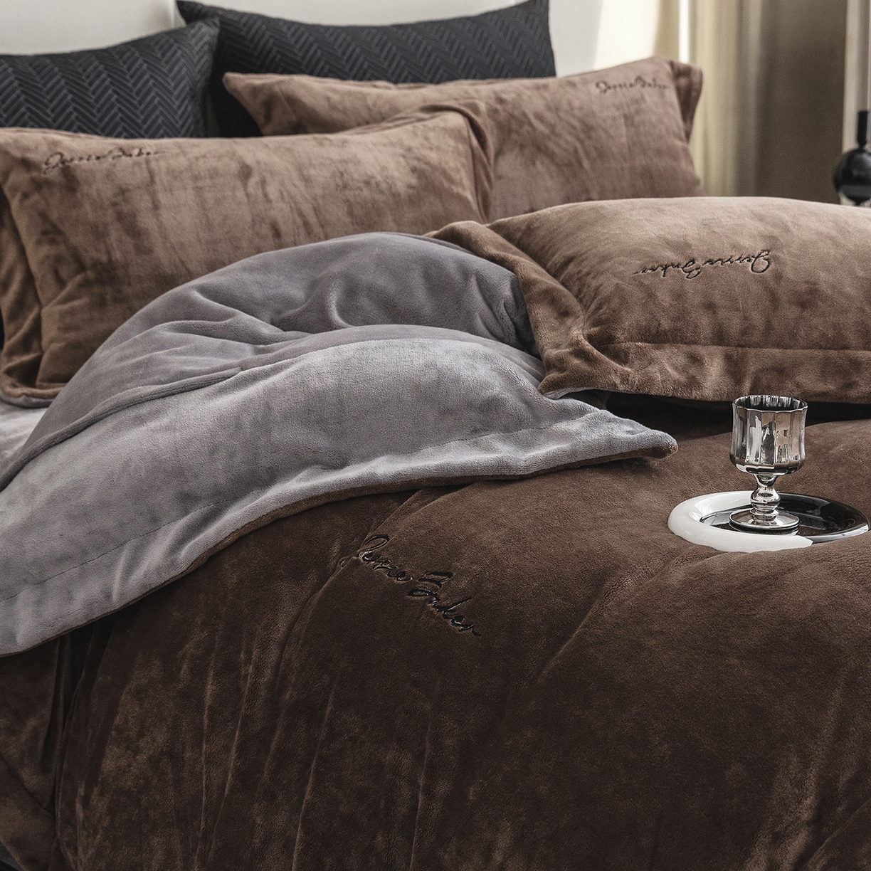 91家纺网 家纺一手货源 找家纺 时亿家居 2026新款恒温奶芙绒系列四件套-帛瑞 帛瑞-棕