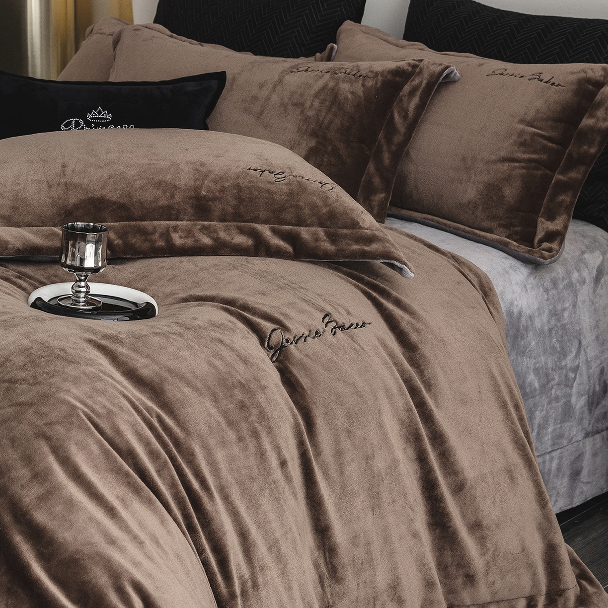 91家纺网 家纺一手货源 找家纺 时亿家居 2026新款恒温奶芙绒系列四件套-帛瑞 帛瑞-棕