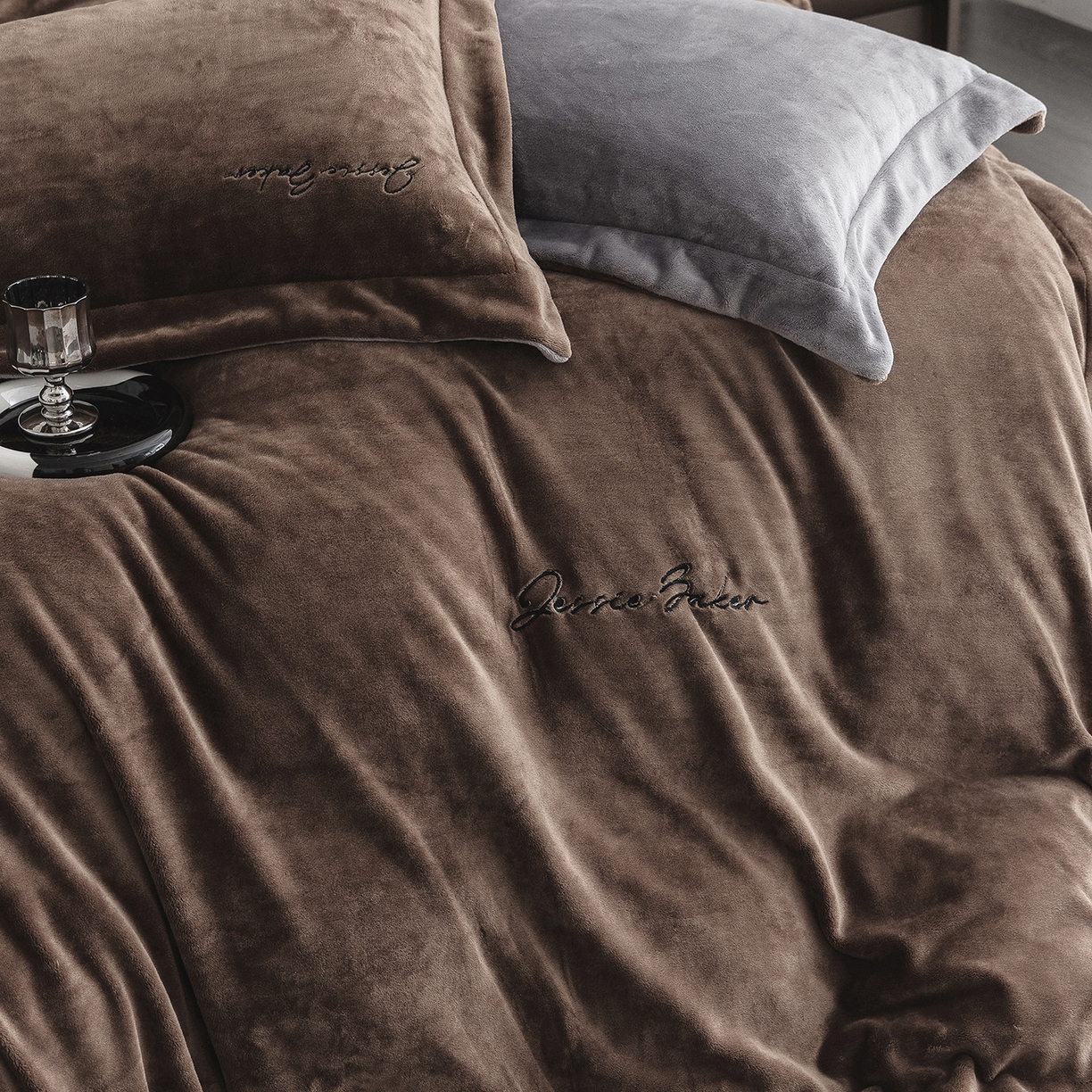 91家纺网 家纺一手货源 找家纺 时亿家居 2026新款恒温奶芙绒系列四件套-帛瑞 帛瑞-棕