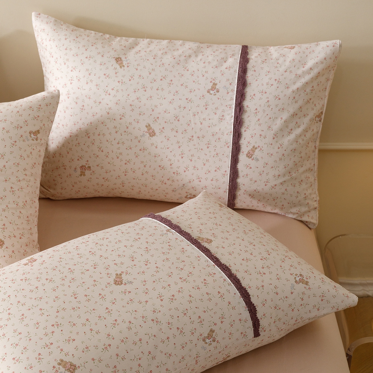 91家纺网 家纺一手货源 找家纺 简宜家居（朝初家纺） 2026新款13070全棉纯棉40支斜纹蕾丝四件套 花田小兔