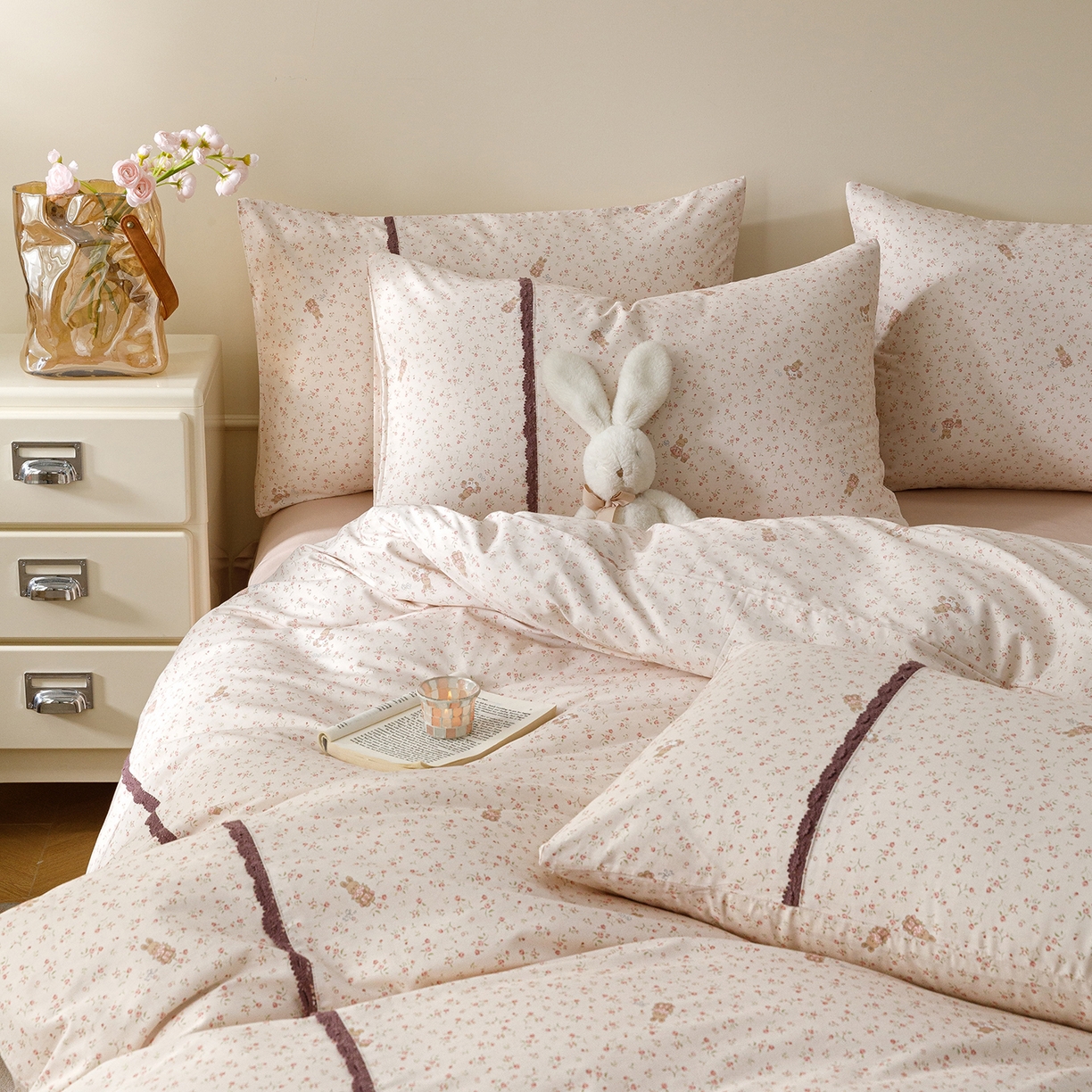 91家纺网 家纺一手货源 找家纺 简宜家居（朝初家纺） 2026新款13070全棉纯棉40支斜纹蕾丝四件套 花田小兔