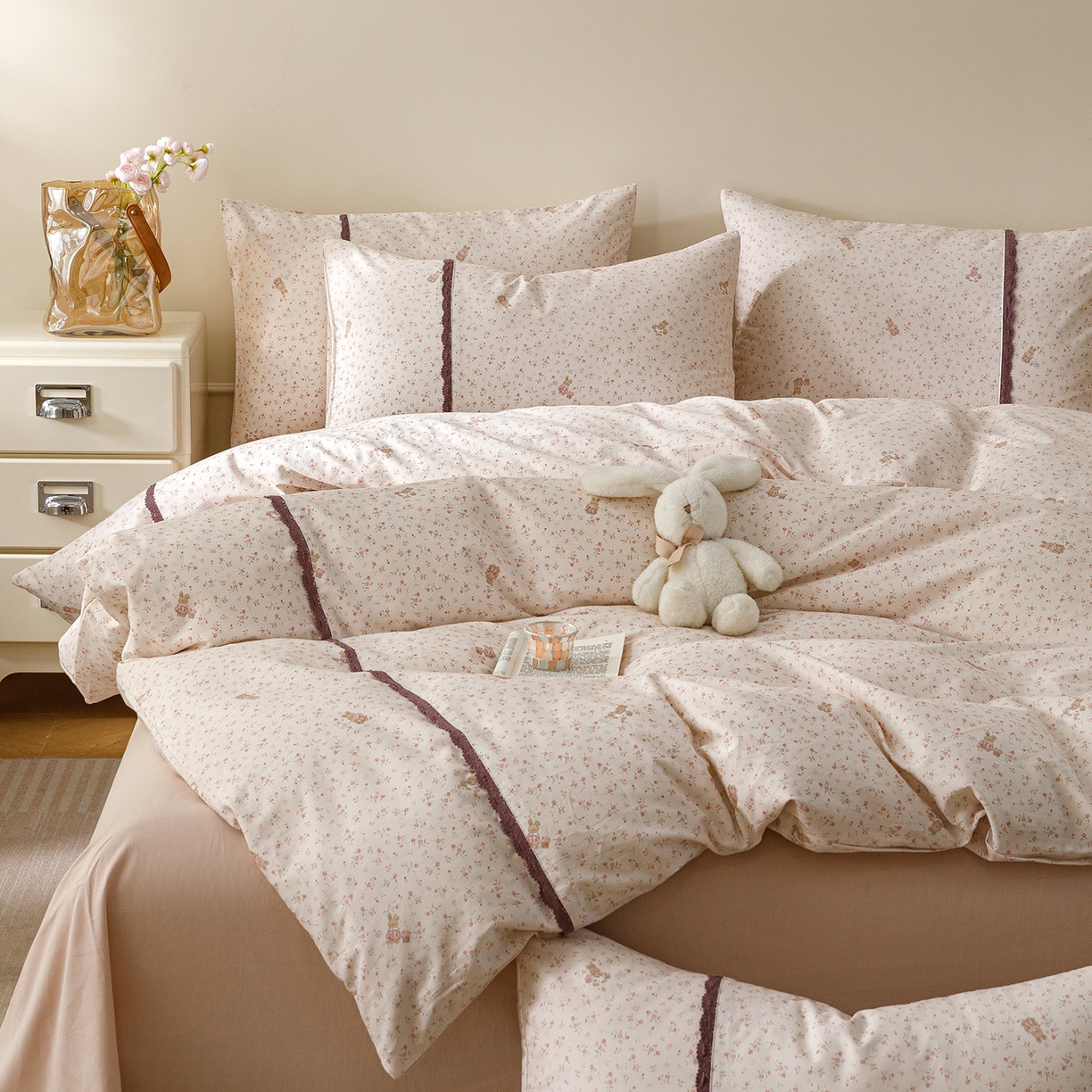 91家纺网 家纺一手货源 找家纺 简宜家居（朝初家纺） 2026新款13070全棉纯棉40支斜纹蕾丝四件套 花田小兔