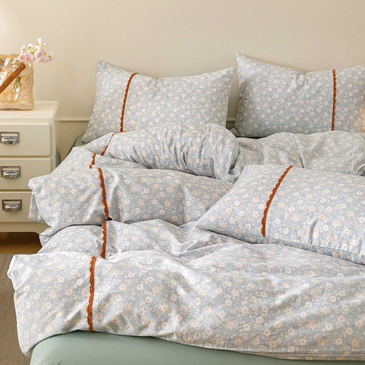 91家纺网 家纺一手货源 找家纺 简宜家居（朝初家纺） 2026新款13070全棉纯棉40支斜纹蕾丝四件套 蓝调花册