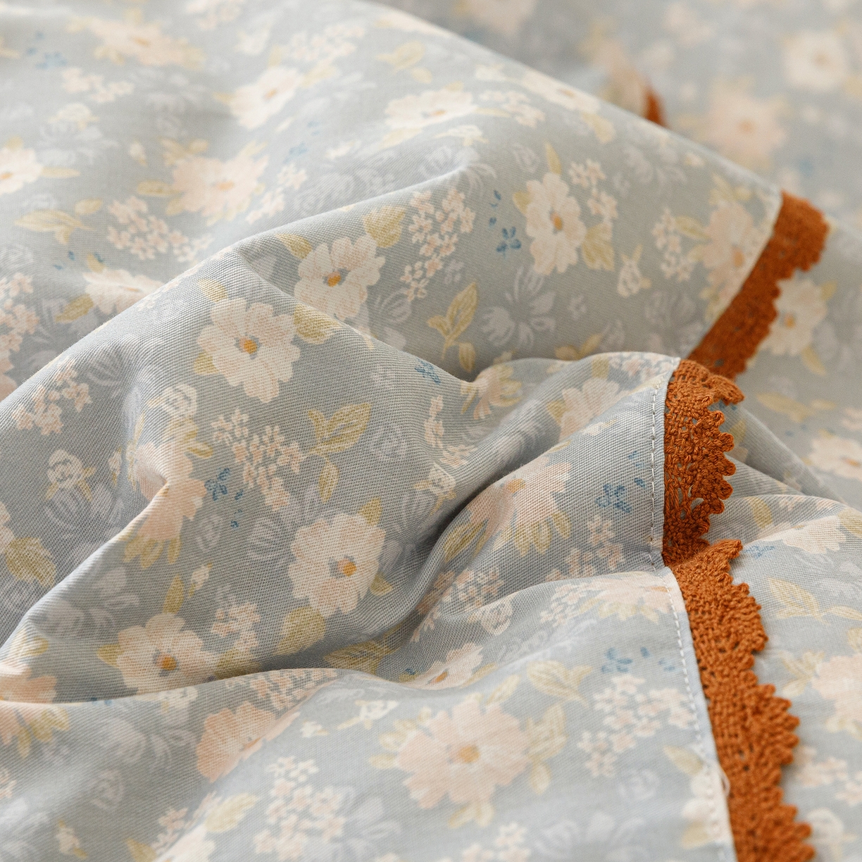 91家纺网 家纺一手货源 找家纺 简宜家居（朝初家纺） 2026新款13070全棉纯棉40支斜纹蕾丝四件套 蓝调花册