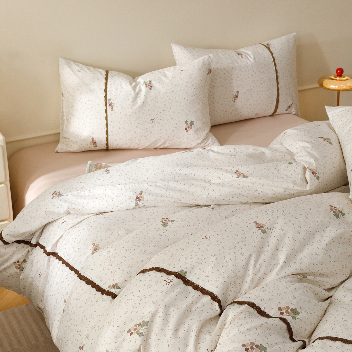 简宜家居（朝初家纺） 2026新款13070全棉纯棉40支斜纹蕾丝四件套 奶白萄笺