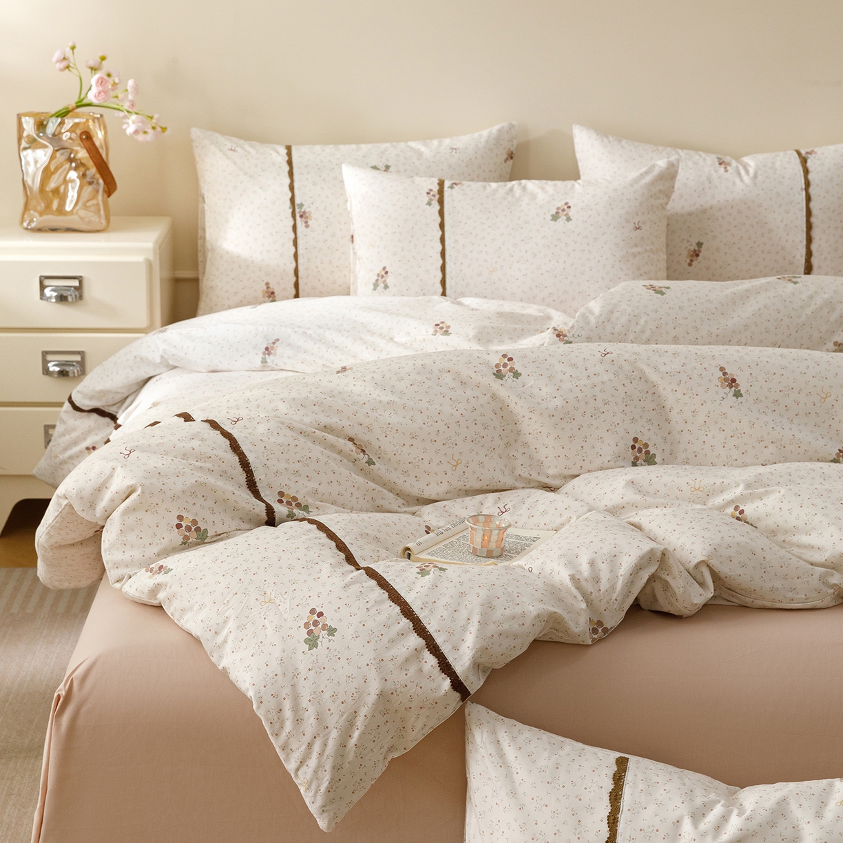 91家纺网 家纺一手货源 找家纺 简宜家居（朝初家纺） 2026新款13070全棉纯棉40支斜纹蕾丝四件套 奶白萄笺