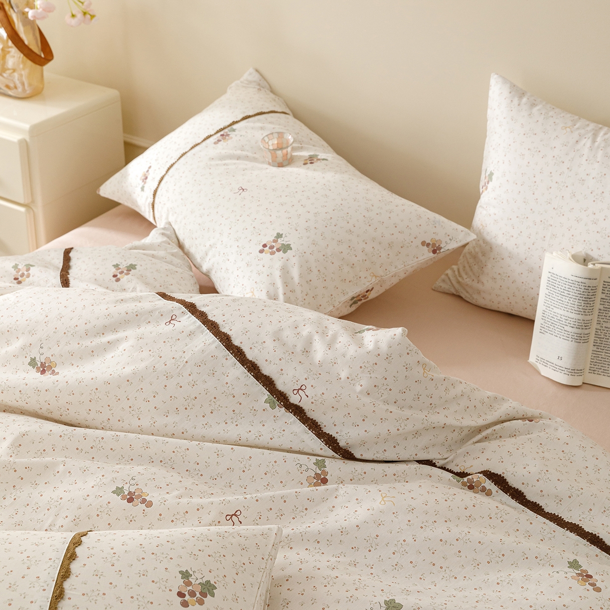 91家纺网 家纺一手货源 找家纺 简宜家居（朝初家纺） 2026新款13070全棉纯棉40支斜纹蕾丝四件套 奶白萄笺