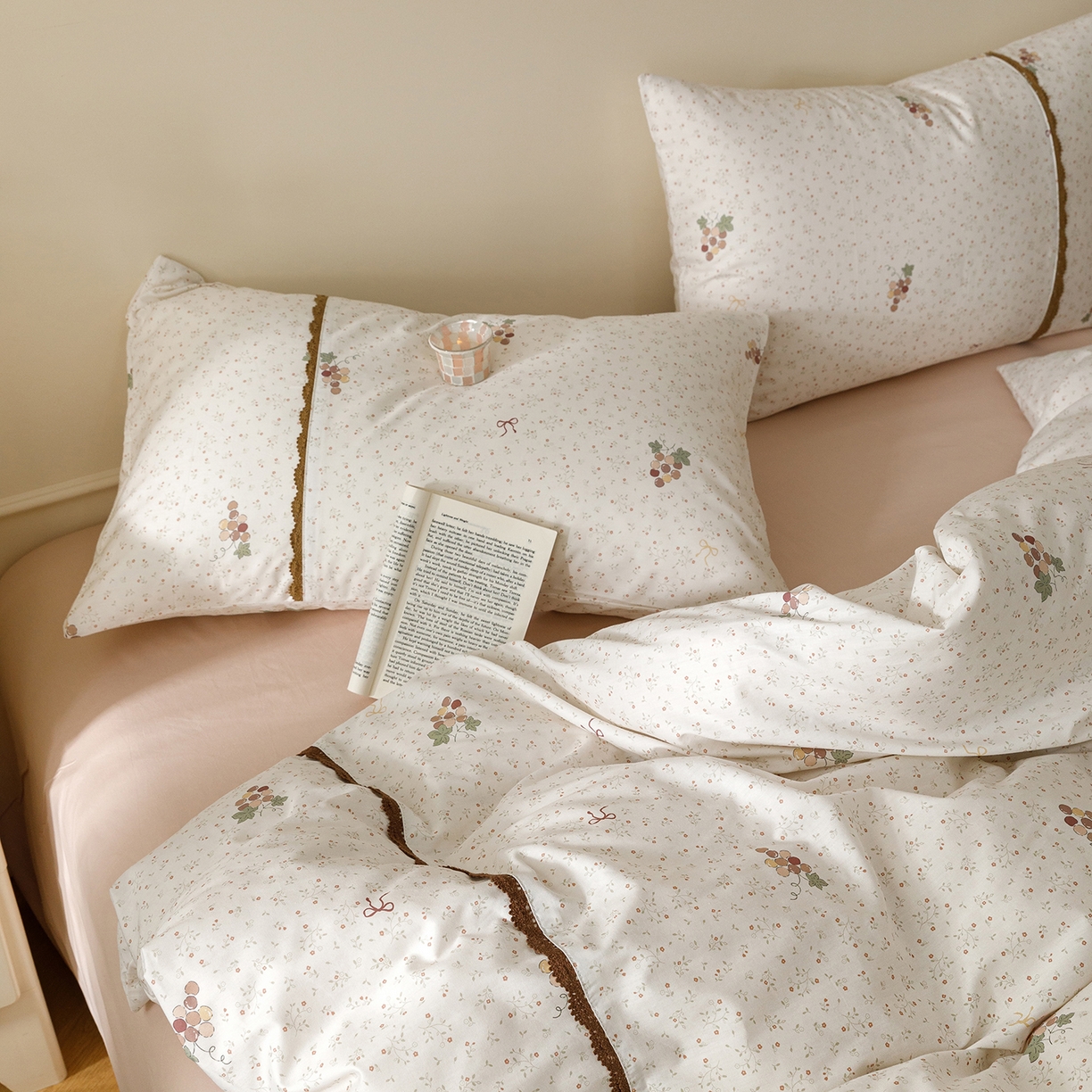 91家纺网 家纺一手货源 找家纺 简宜家居（朝初家纺） 2026新款13070全棉纯棉40支斜纹蕾丝四件套 奶白萄笺