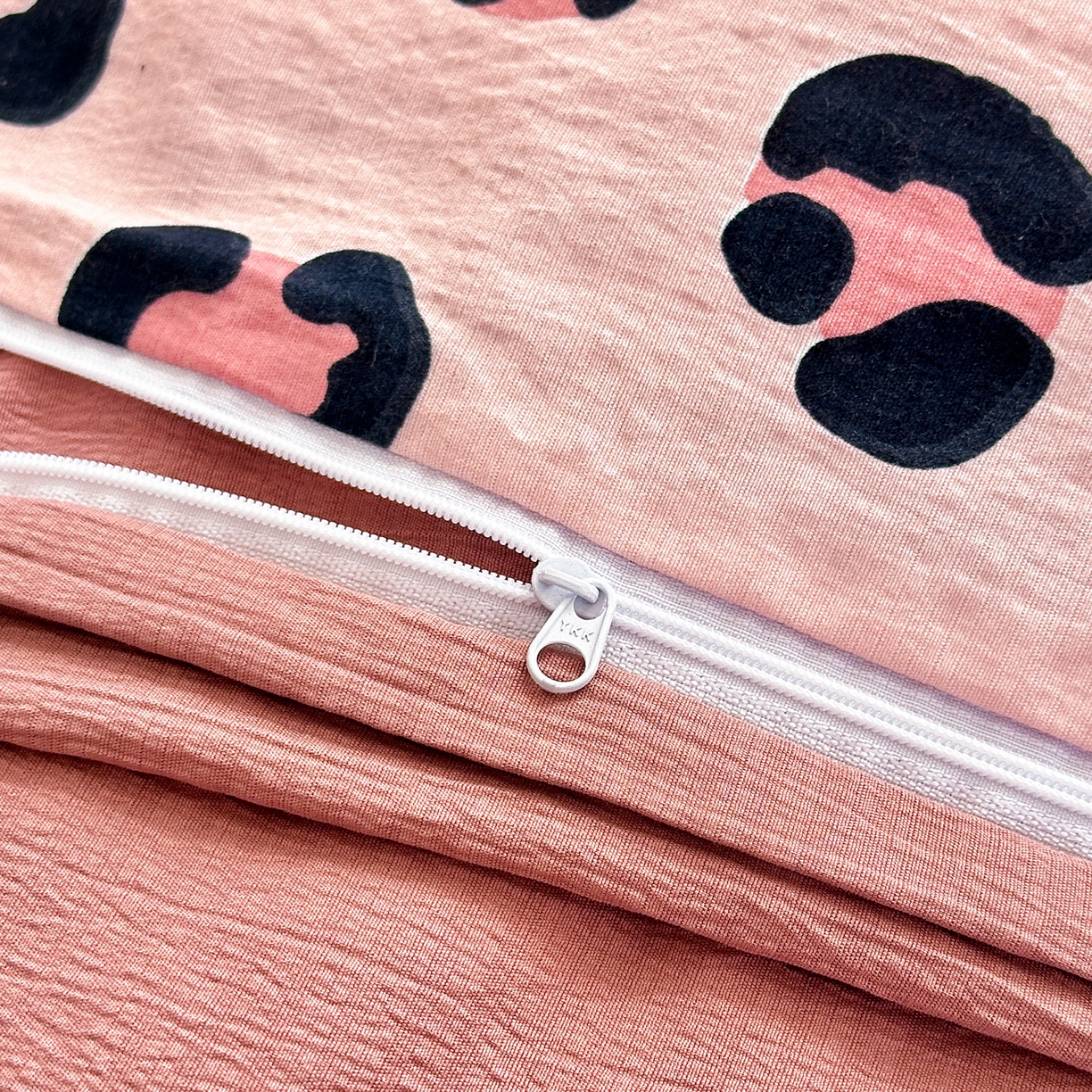 91家纺网 家纺一手货源 找家纺 一霖家纺 2026新款云感皱皱纱小清新印花数码系列四件套 小红书爆款 大脸二胡猫-粉