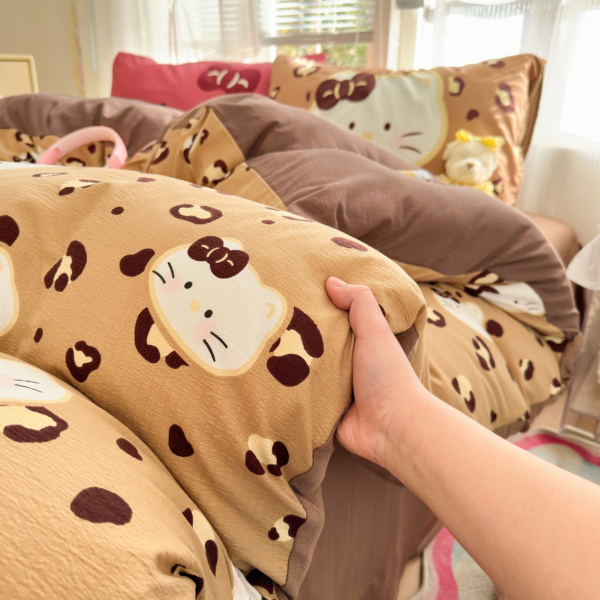 91家纺网 家纺一手货源 找家纺 一霖家纺 2026新款云感皱皱纱小清新印花数码系列四件套 小红书爆款 大脸二胡猫-咖