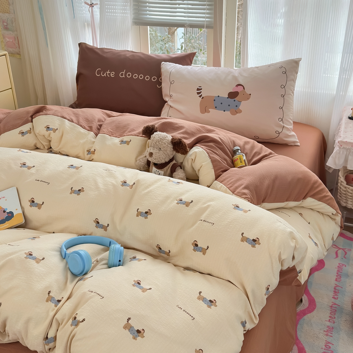 91家纺网 家纺一手货源 找家纺 一霖家纺 2026新款云感皱皱纱小清新印花数码系列四件套 小红书爆款 俏皮腊肠狗