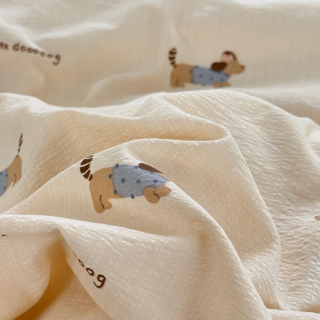 91家纺网 家纺一手货源 找家纺 一霖家纺 2026新款云感皱皱纱小清新印花数码系列四件套 小红书爆款 俏皮腊肠狗