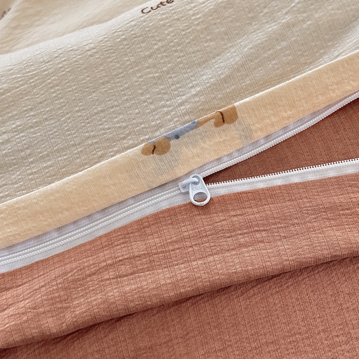 91家纺网 家纺一手货源 找家纺 一霖家纺 2026新款云感皱皱纱小清新印花数码系列四件套 小红书爆款 俏皮腊肠狗