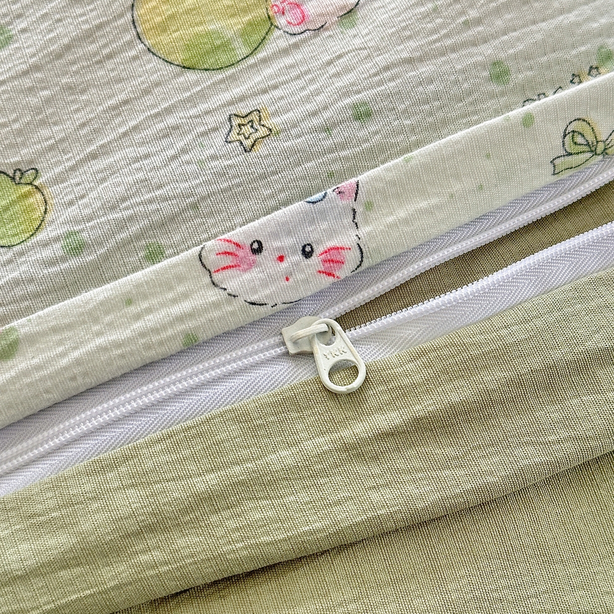 91家纺网 家纺一手货源 找家纺 一霖家纺 2026新款云感皱皱纱小清新印花数码系列四件套 小红书爆款 青苹果猫