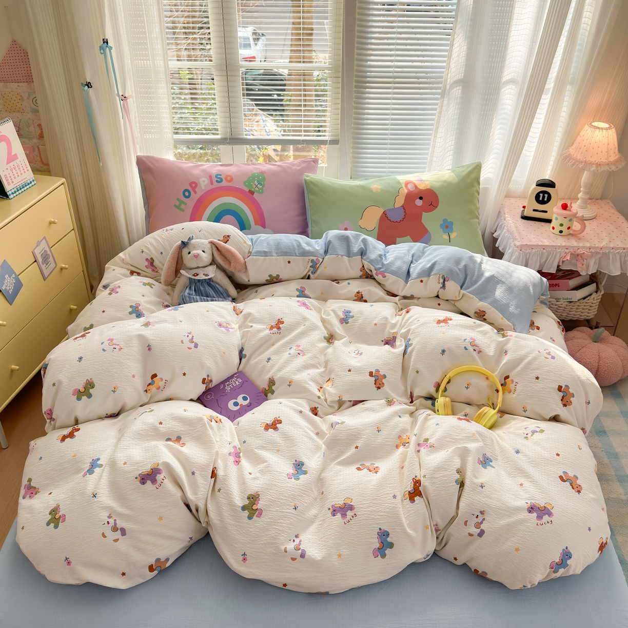 91家纺网 家纺一手货源 找家纺 一霖家纺 2026新款云感皱皱纱小清新印花数码系列四件套 小红书爆款 童年木马