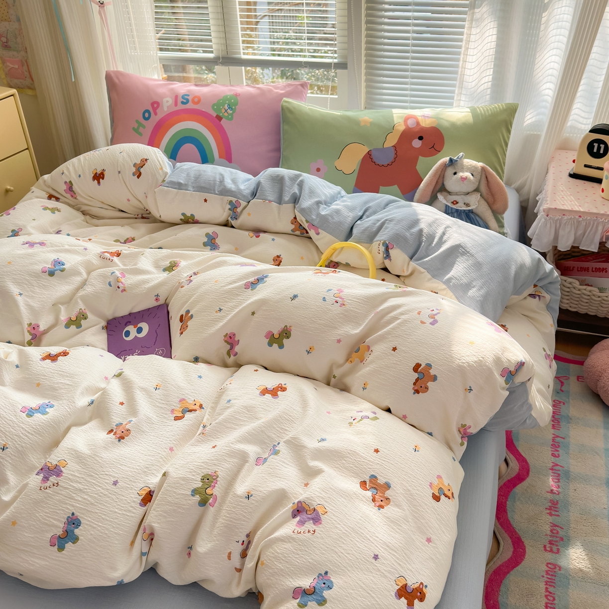 91家纺网 家纺一手货源 找家纺 一霖家纺 2026新款云感皱皱纱小清新印花数码系列四件套 小红书爆款 童年木马