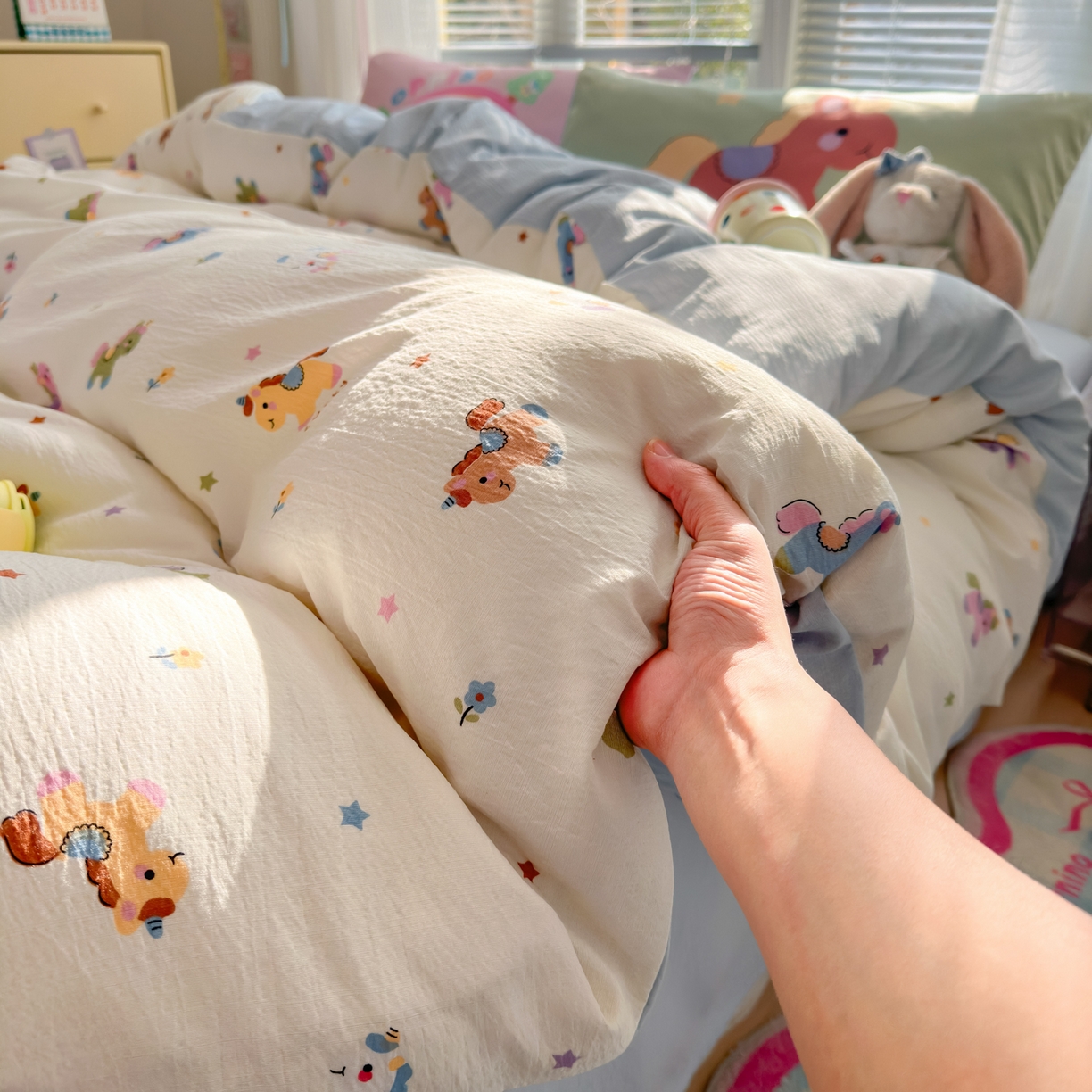 91家纺网 家纺一手货源 找家纺 一霖家纺 2026新款云感皱皱纱小清新印花数码系列四件套 小红书爆款 童年木马