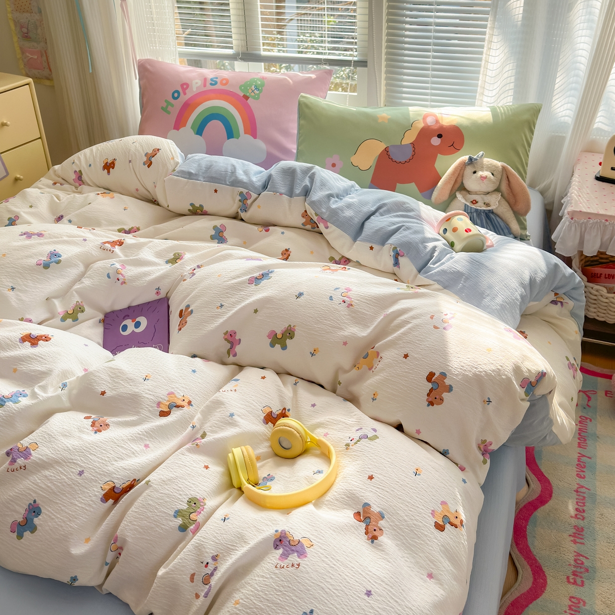 91家纺网 家纺一手货源 找家纺 一霖家纺 2026新款云感皱皱纱小清新印花数码系列四件套 小红书爆款 童年木马