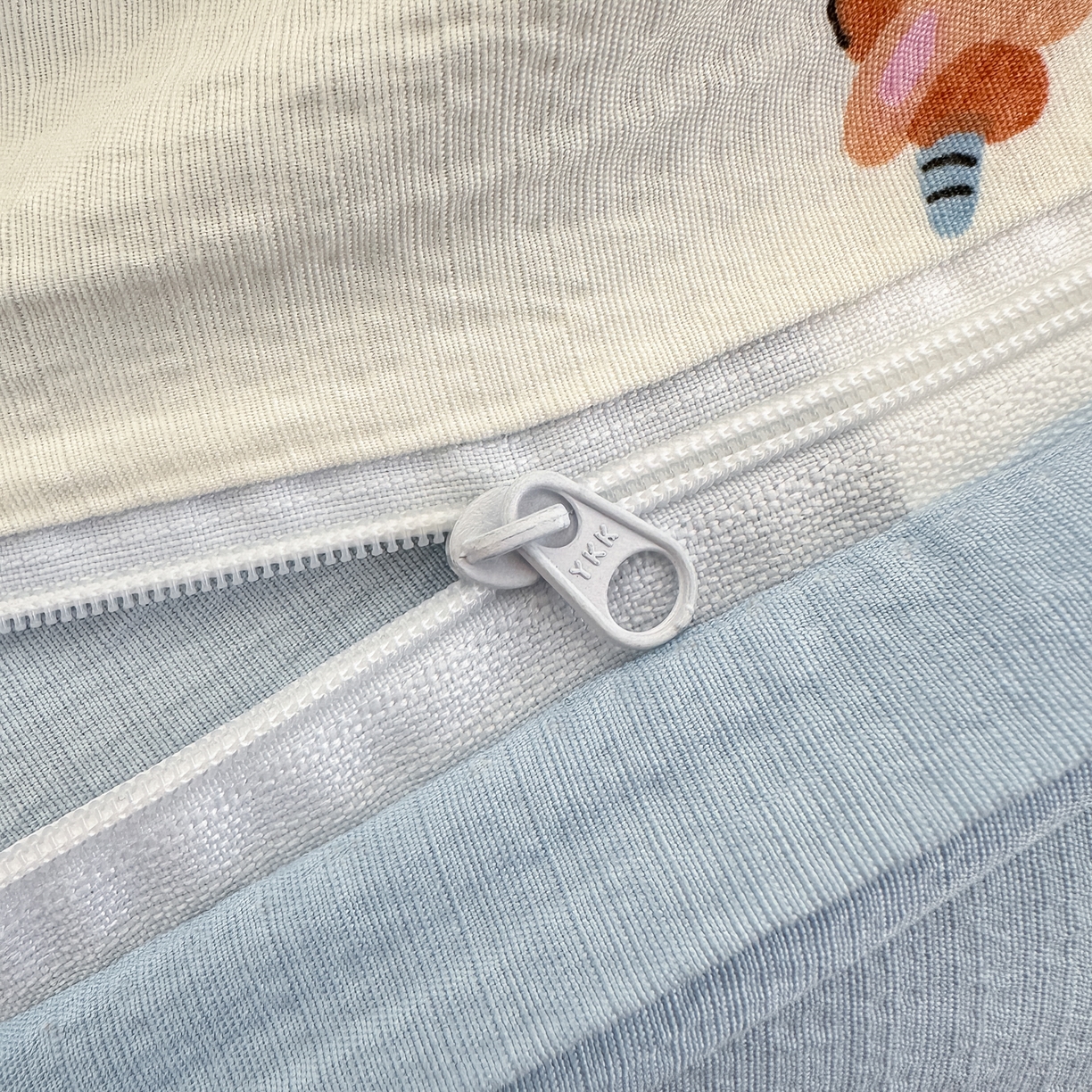 91家纺网 家纺一手货源 找家纺 一霖家纺 2026新款云感皱皱纱小清新印花数码系列四件套 小红书爆款 童年木马