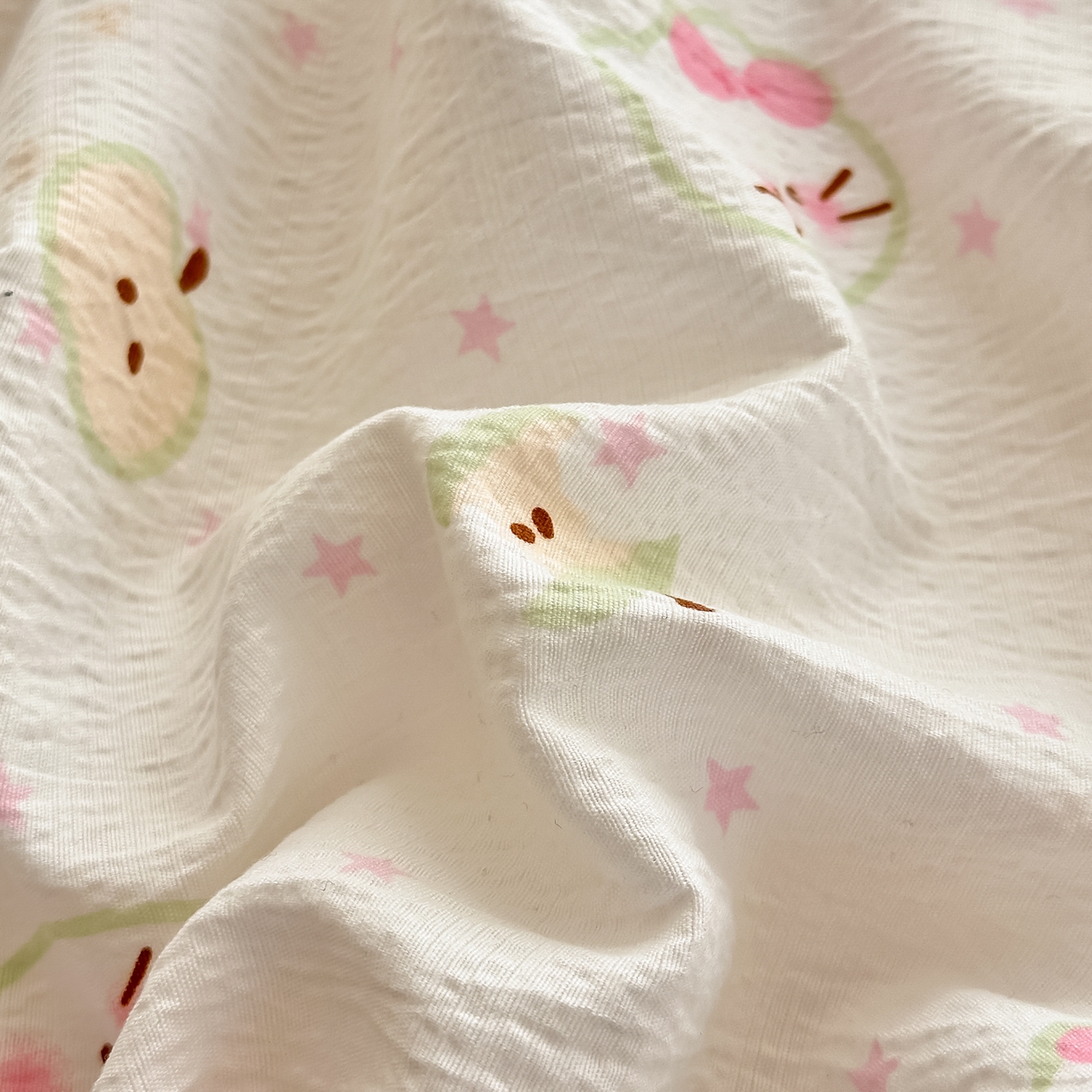 91家纺网 家纺一手货源 找家纺 一霖家纺 2026新款云感皱皱纱小清新印花数码系列四件套 小红书爆款 一口青苹果